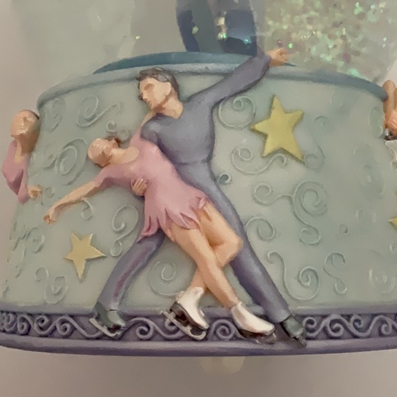 Twinkle Collectibles (Sankyo Musical) ~ Ice Skate Musical Snowglobe - Picture 12 of 14